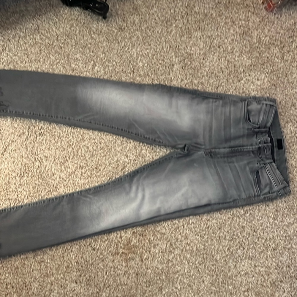 Grey mother jeans. The Hustler Ankle Fray in color Supermoon.